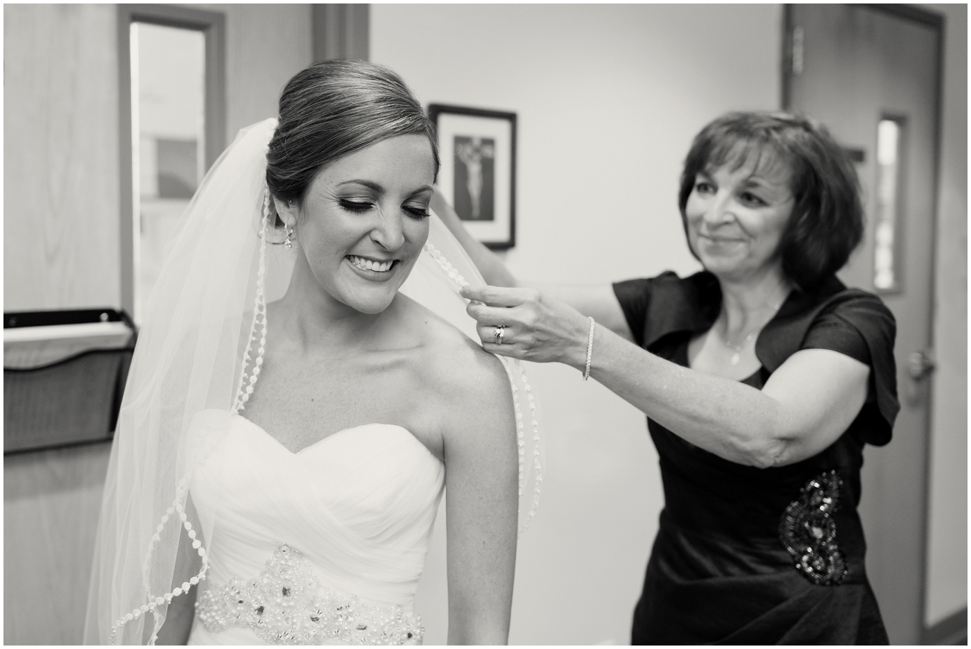 picture of a bride with her mom