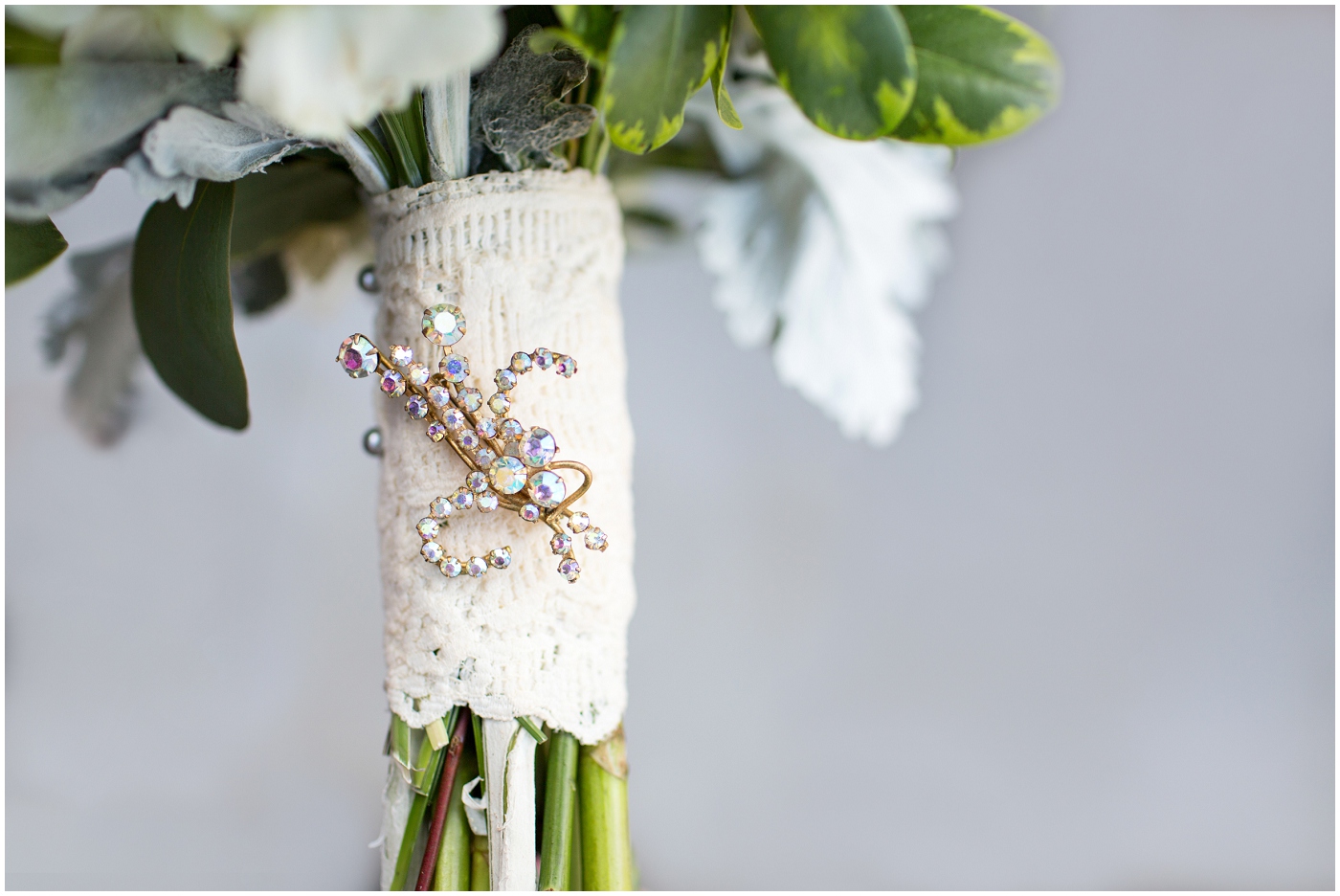 picture of bridal bouquet with brooch