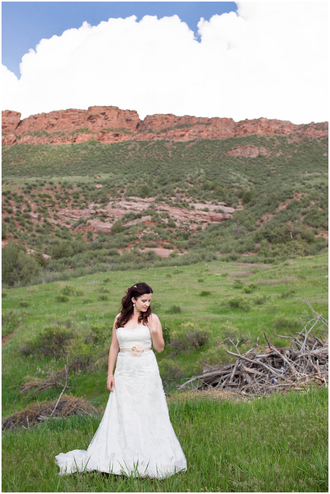 picture of bride with red rocks backdrop