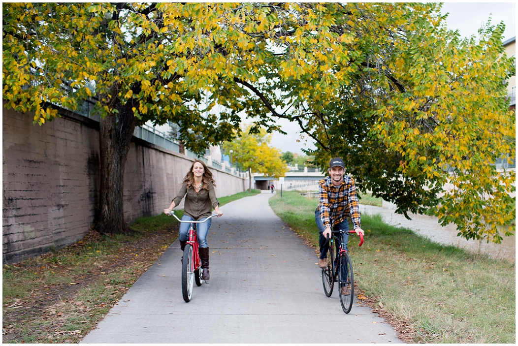 picture of engagement photos with bicycles
