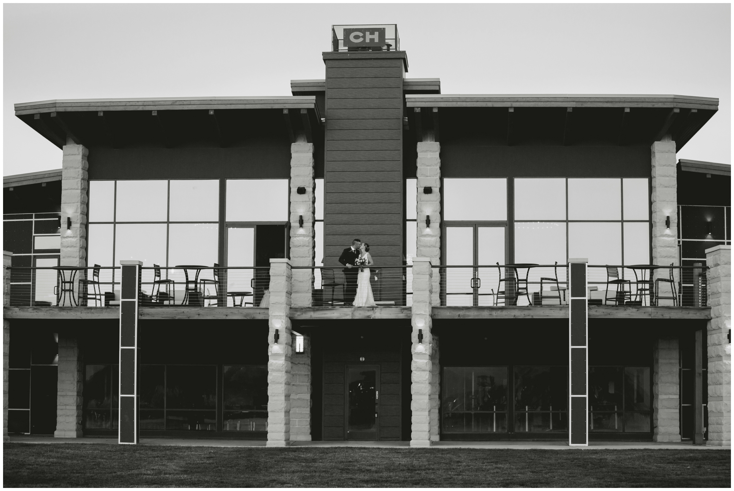 Erie Colorado wedding photos at Colliers Hill Amenity Center by photographer Plum Pretty Photography. Intimate family-only wedding inspiration in CO.