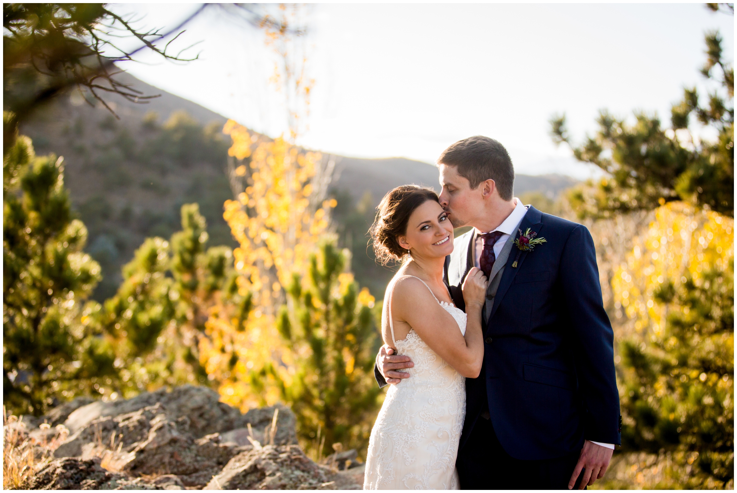 Lionscrest manor wedding pictures by Colorado photographer Plum Pretty Photography. Fall wedding in Colorado mountains with red and blue details.