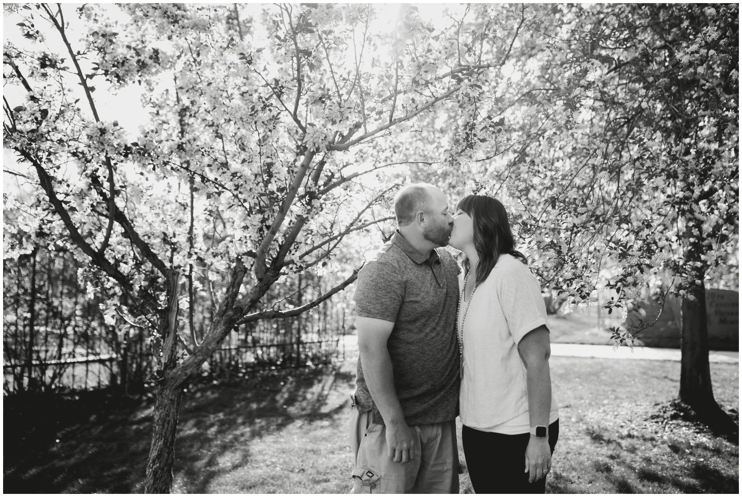 couple kissing during Roosevelt Park Colorado photography session