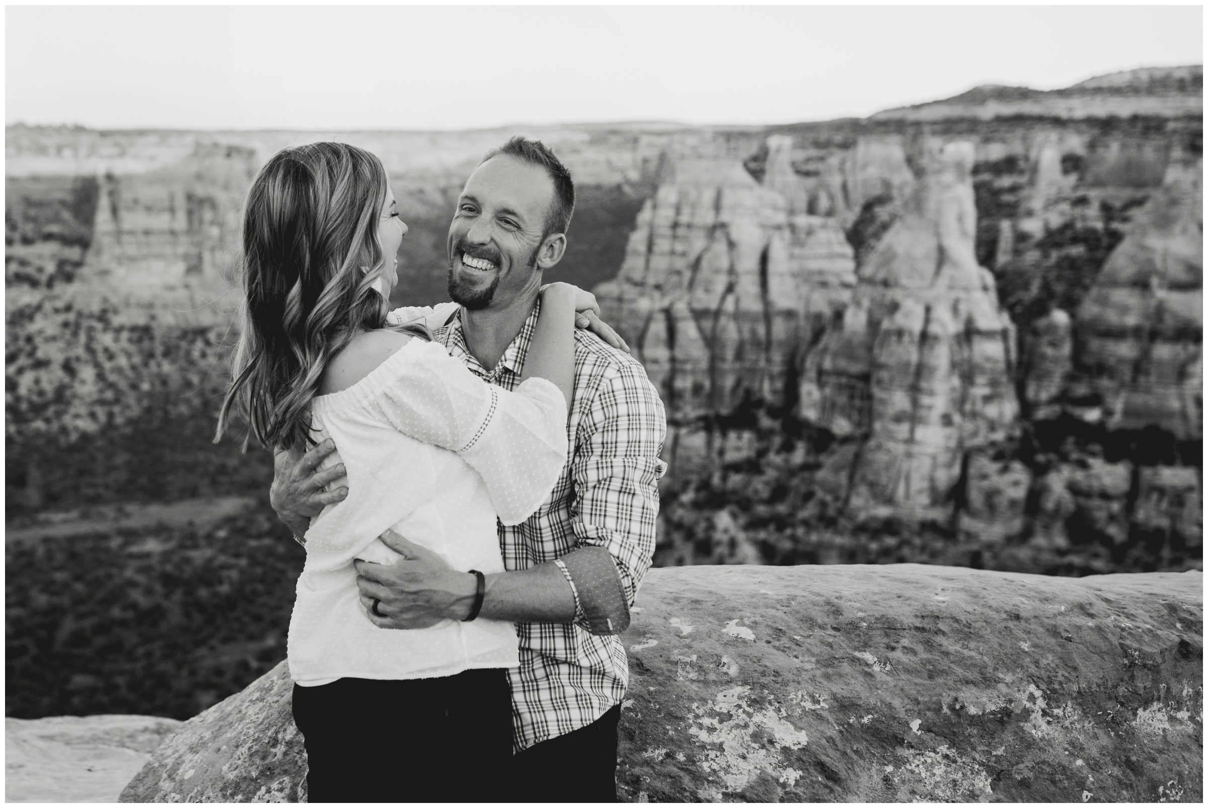 Couple's anniversary photos at Colorado National Monument, by Grand Junction photographer Plum Pretty Photography.