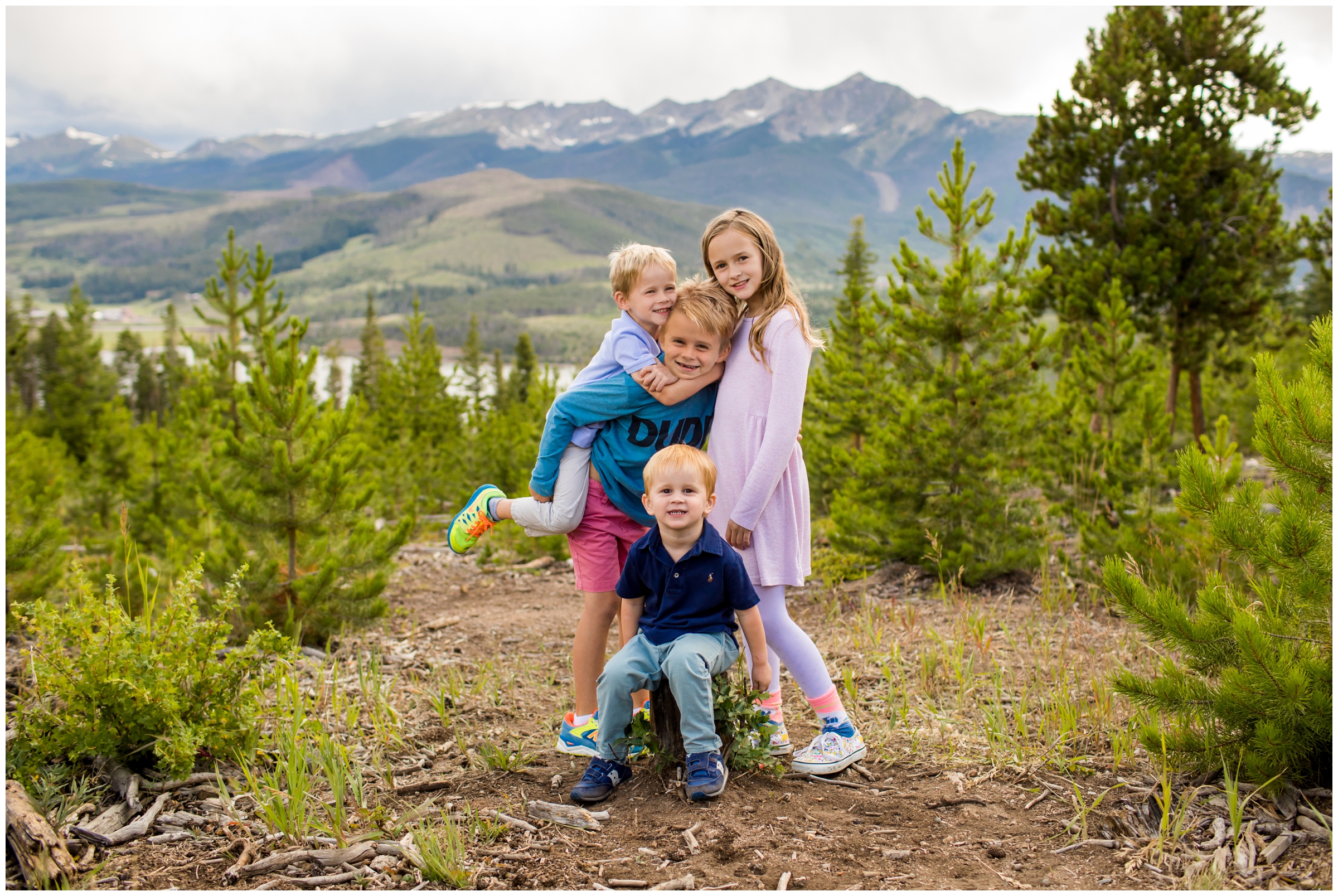Siblings posing with mountains in background during sapphire point family photos 