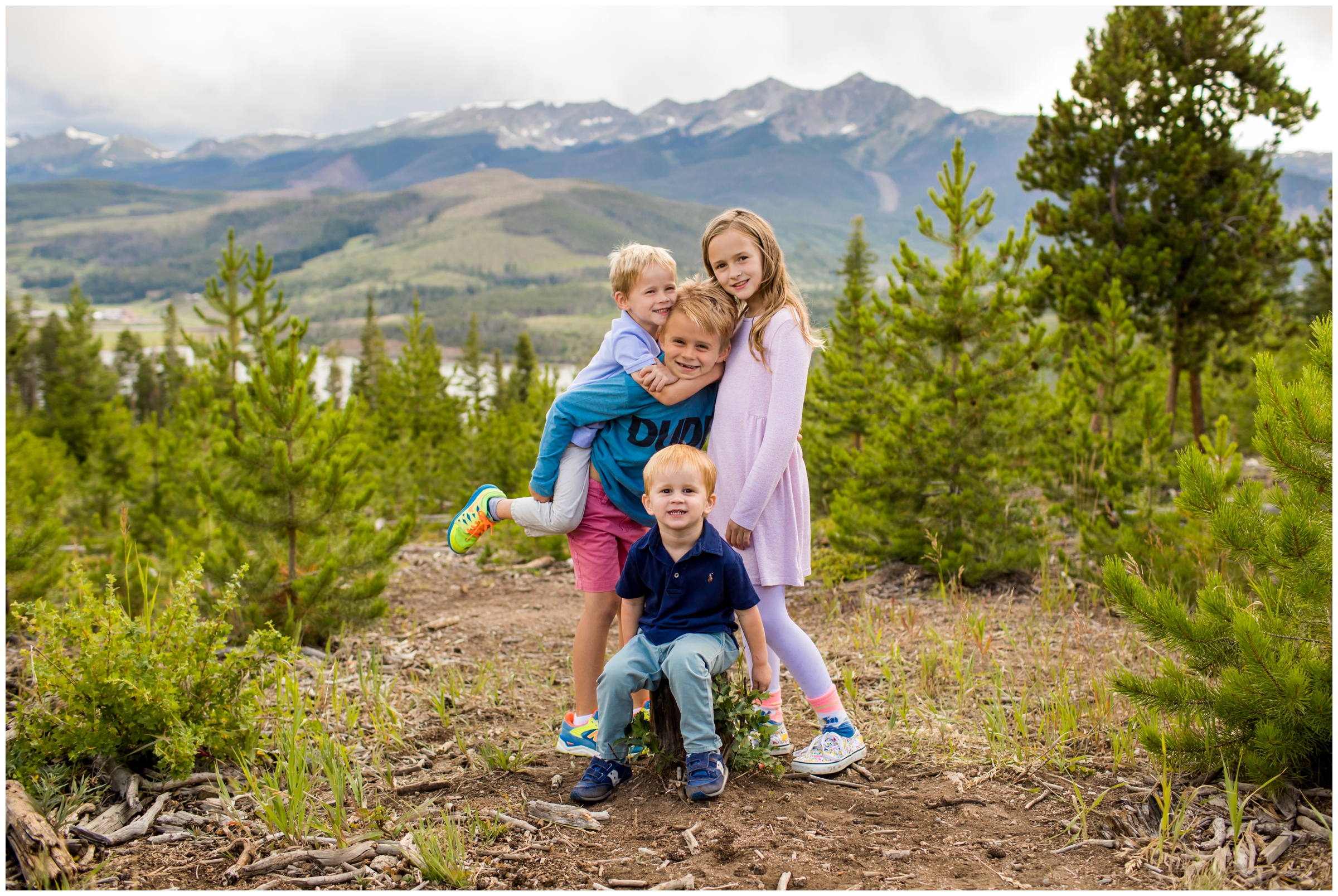 Siblings posing with mountains in background during sapphire point family photos