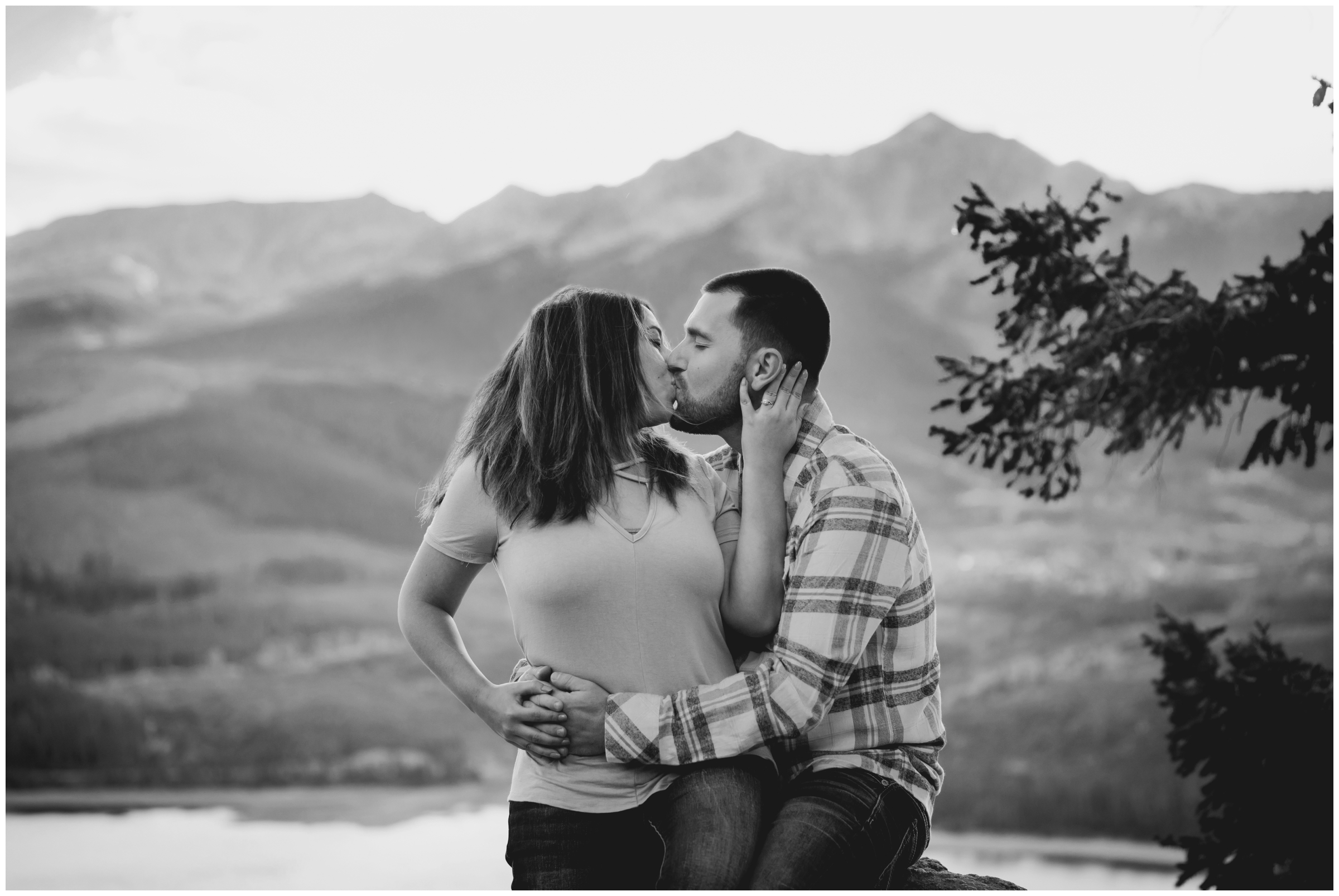 couple kissing with mountains in background at Sapphire Point Overlook couples photography session 