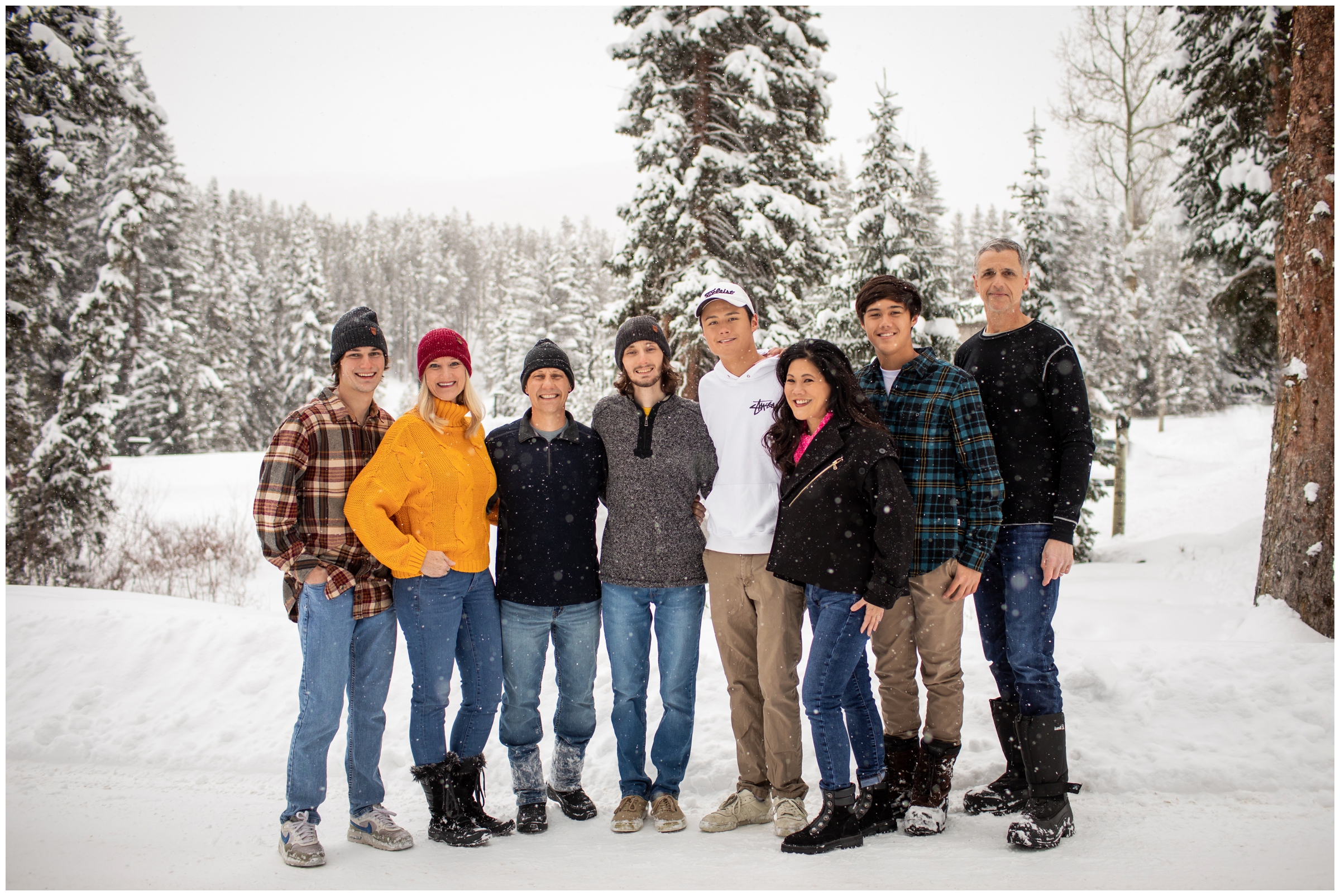 snowy extended family photo shoot in the Colorado mountains 