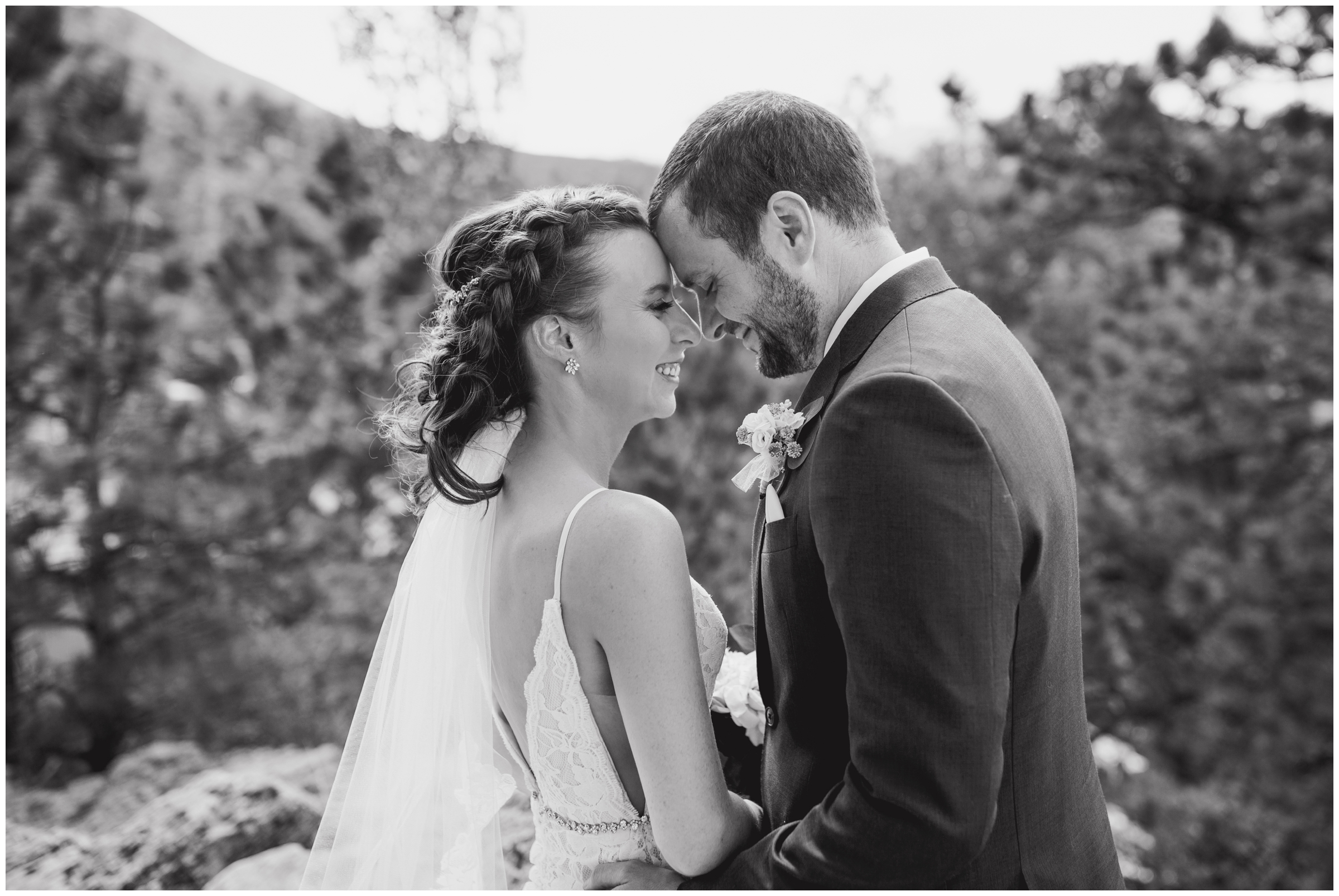 Lionscrest Manor Colorado wedding pictures by Lyons CO photographer Plum Pretty Photography