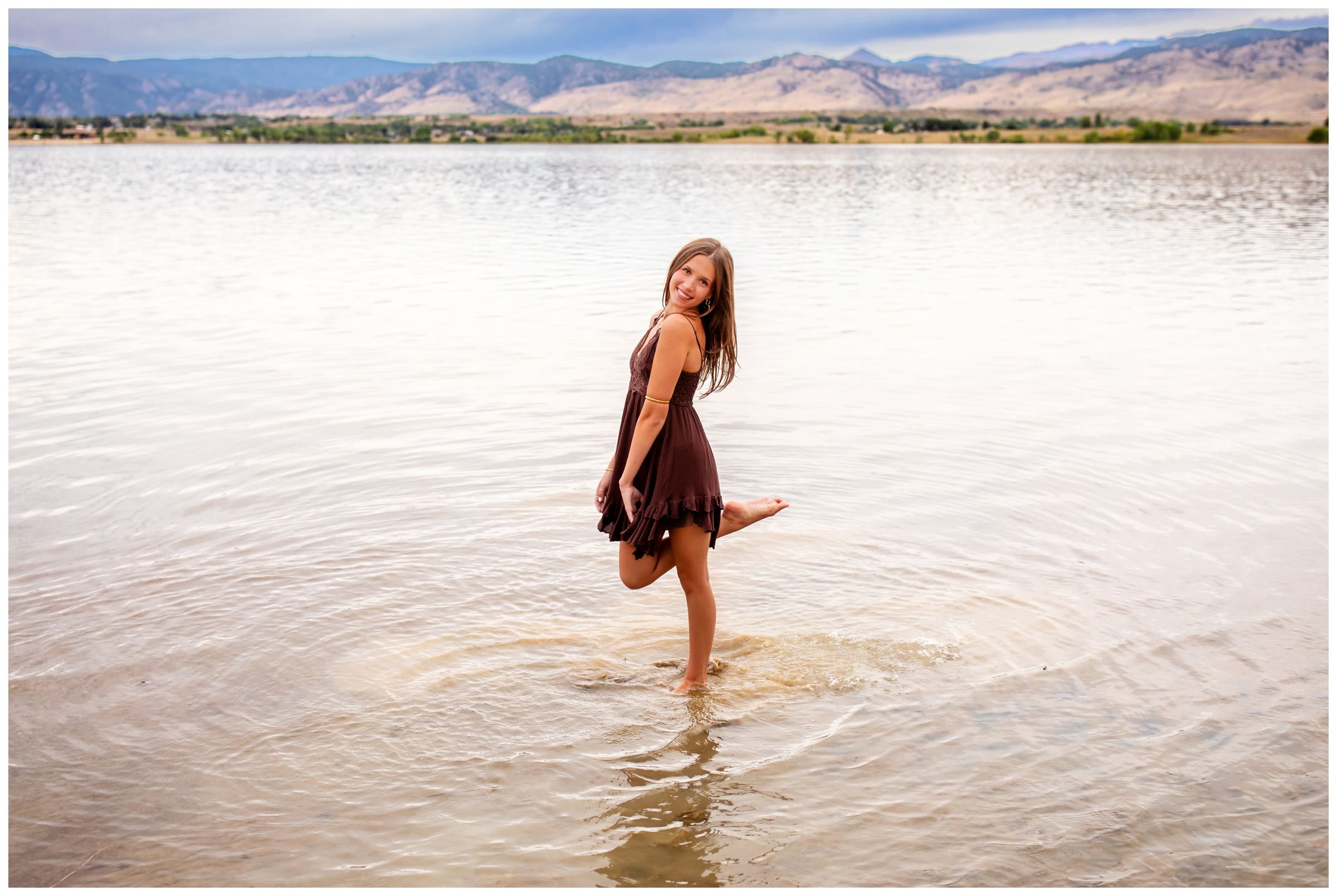 teen splashing in Boulder Reservoir during Colorado lake senior pictures by Plum Pretty Photography 